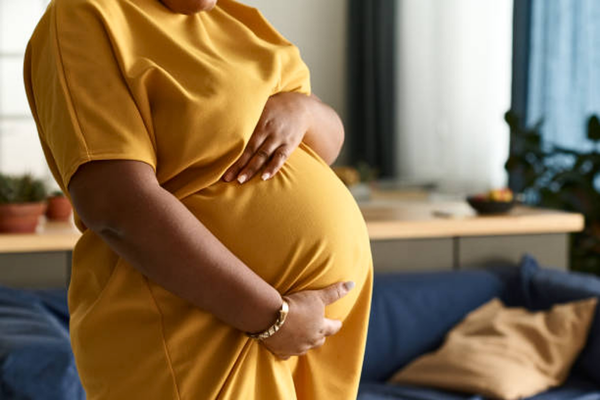 Pregnant woman in dress waiting her baby, symbolizing hope while learning about IVF and surrogacy difference.
